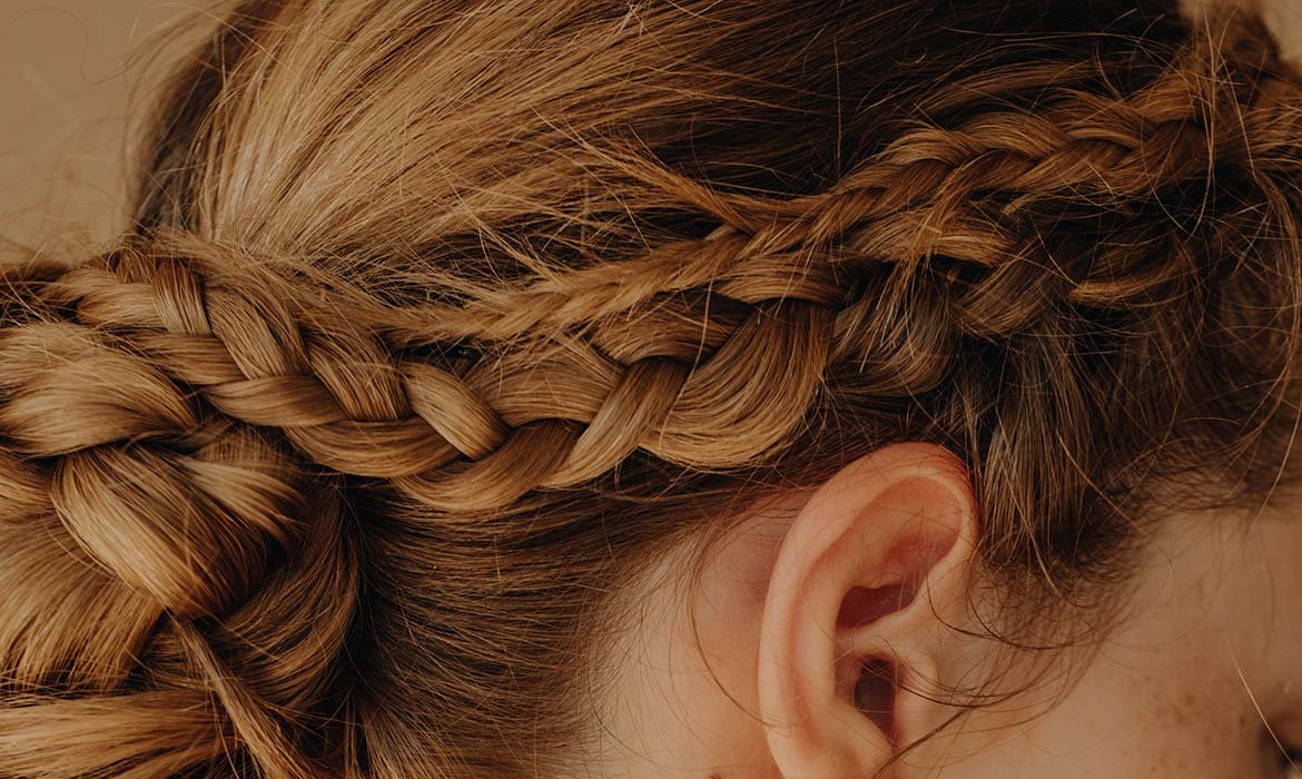 Aplica unas gotas del Aceite Extraordinario Universal de Elvive de L’Oréal Paris antes de hacerte tu moño con trenzas para suavizar el pelo, facilitar el trenzado y aportar brillo al peinado.